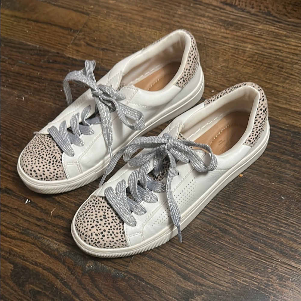 Universal Thread Sneakers - Picture 1 of 4